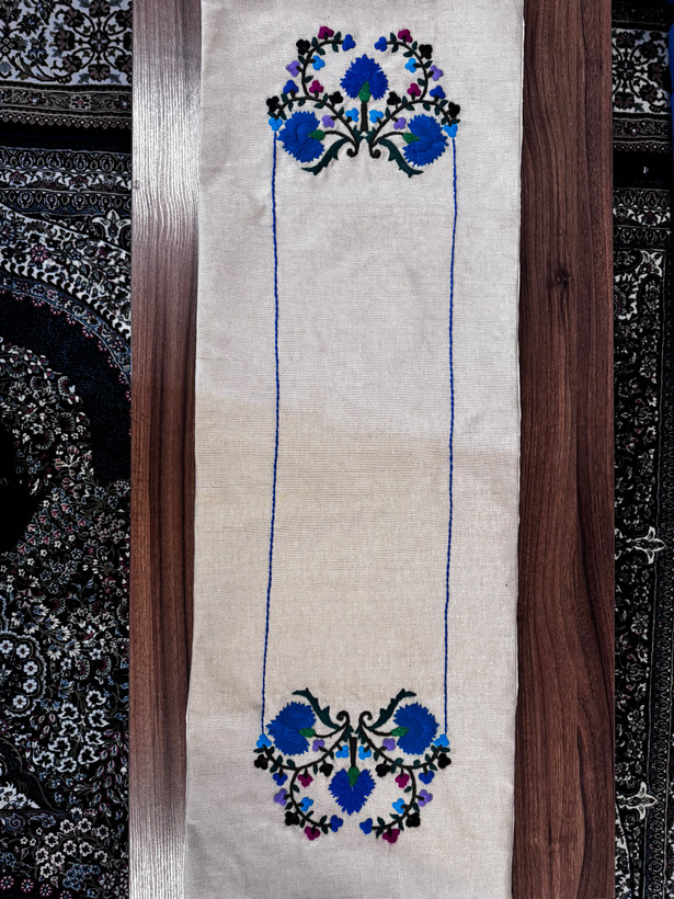 رانر با کوسن گلدوزی شده با دست